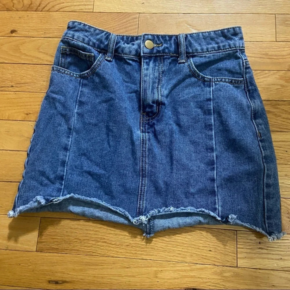 Forever 21 Dresses & Skirts - 🛍3/$30 Forever 21 women’s blue denim raw edge skirt in size small